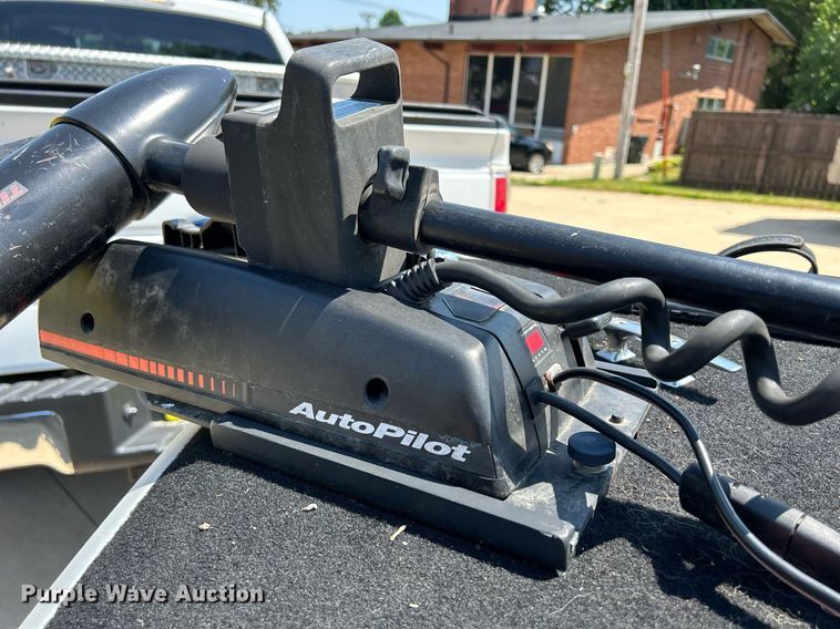 image for item DR4693 1990 Spectrum 18  boat