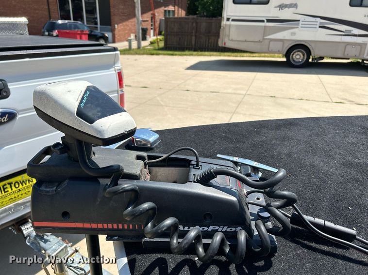 image for item DR4693 1990 Spectrum 18  boat