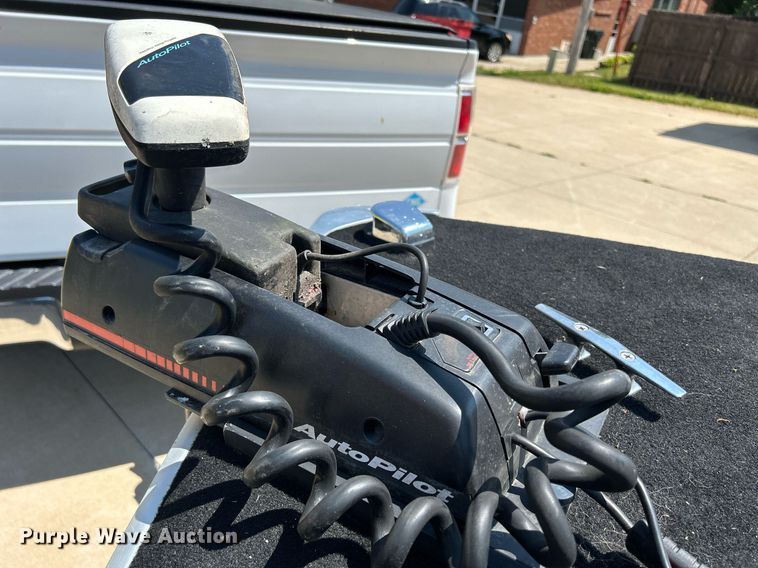 image for item DR4693 1990 Spectrum 18  boat