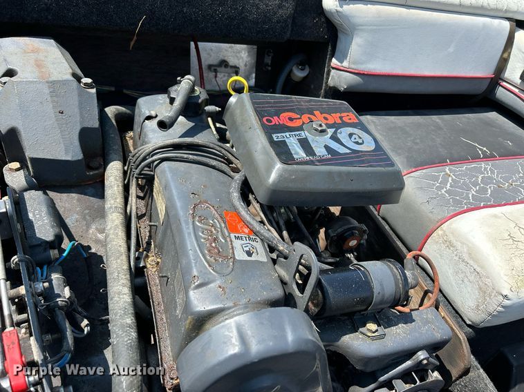 image for item DR4693 1990 Spectrum 18  boat