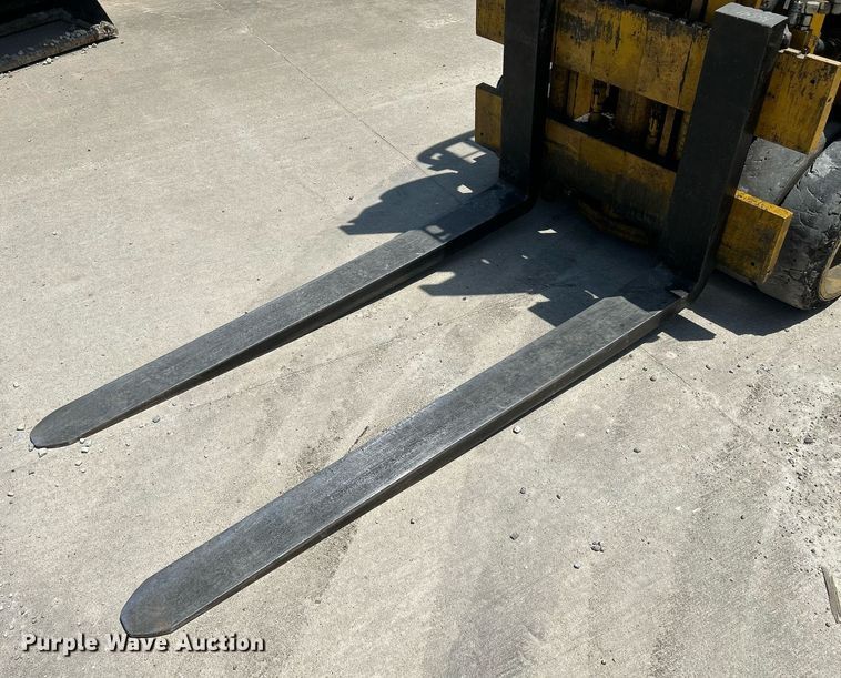 image for item DR4702 Caterpillar T120C  forklift