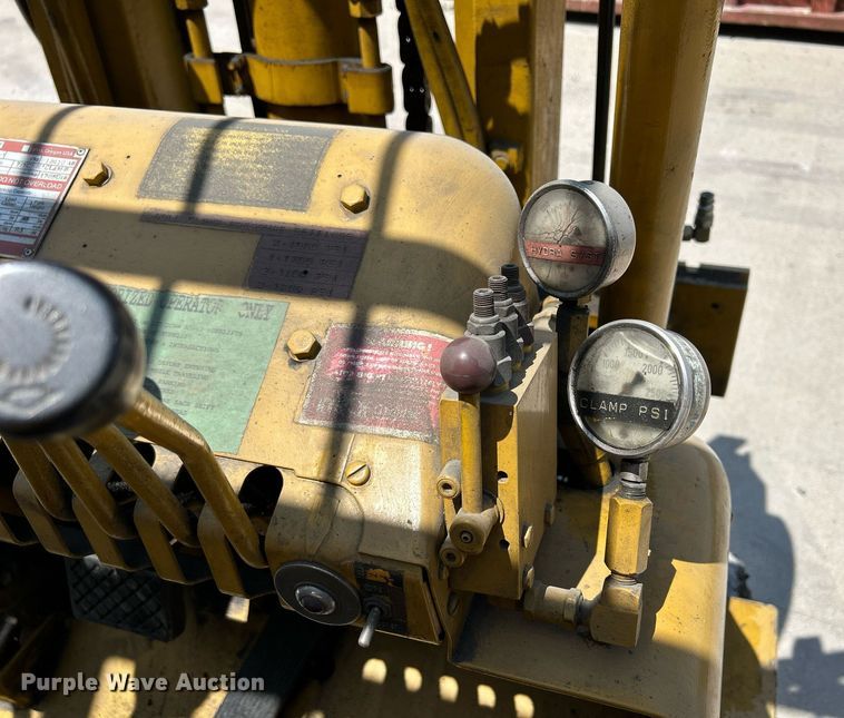 image for item DR4702 Caterpillar T120C  forklift