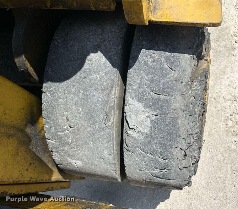 image for item DR4702 Caterpillar T120C  forklift