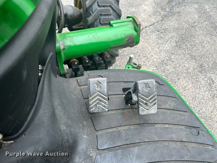 image for item DR4723 2012 John Deere 3520  MFWD tractor