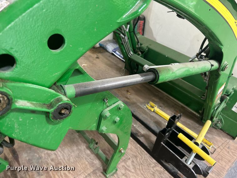 image for item DR4723 2012 John Deere 3520  MFWD tractor