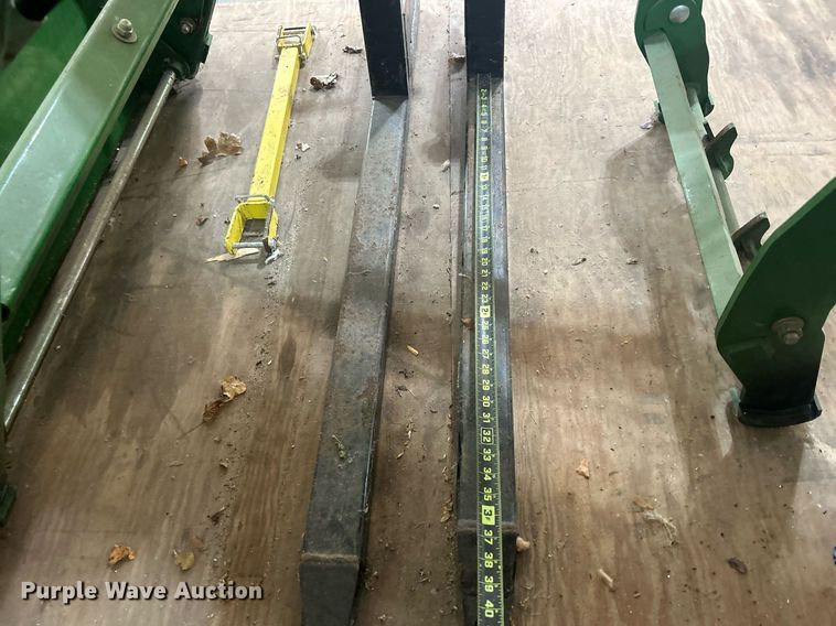 image for item DR4723 2012 John Deere 3520  MFWD tractor