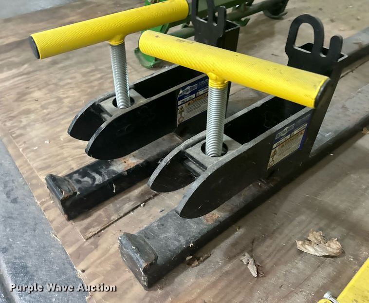 image for item DR4723 2012 John Deere 3520  MFWD tractor