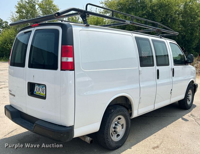 image for item DR4733 2017 Chevrolet Express 2500  van