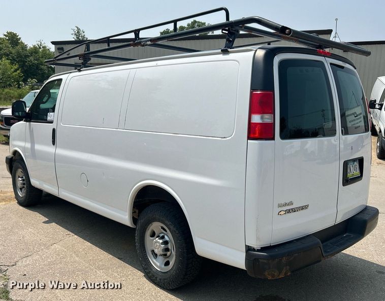 image for item DR4733 2017 Chevrolet Express 2500  van