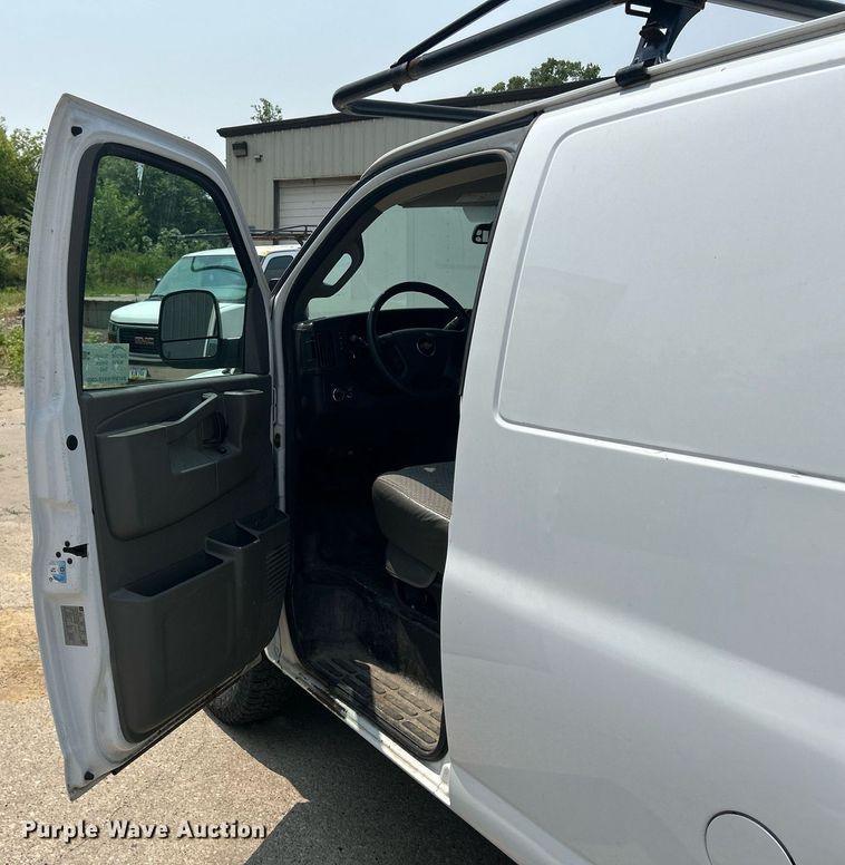 image for item DR4733 2017 Chevrolet Express 2500  van