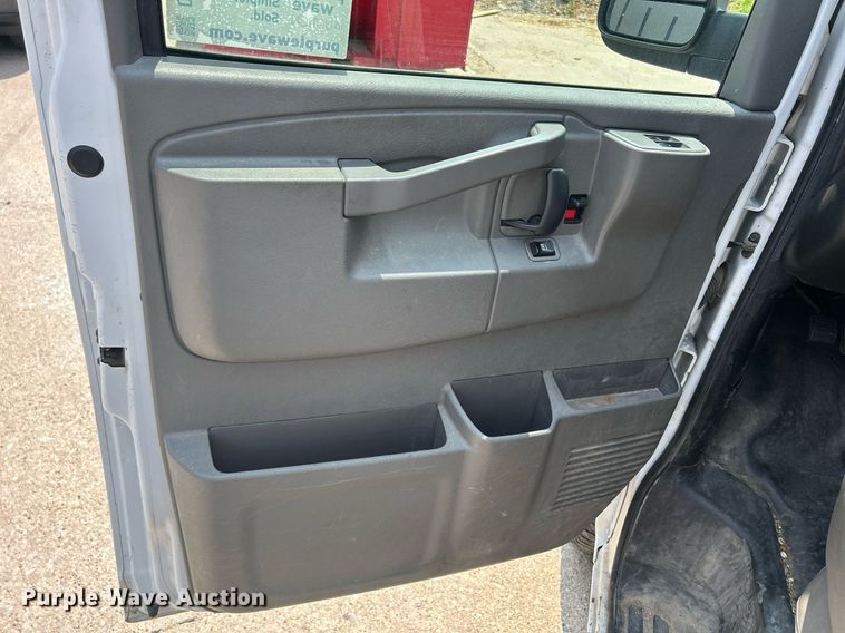 image for item DR4733 2017 Chevrolet Express 2500  van