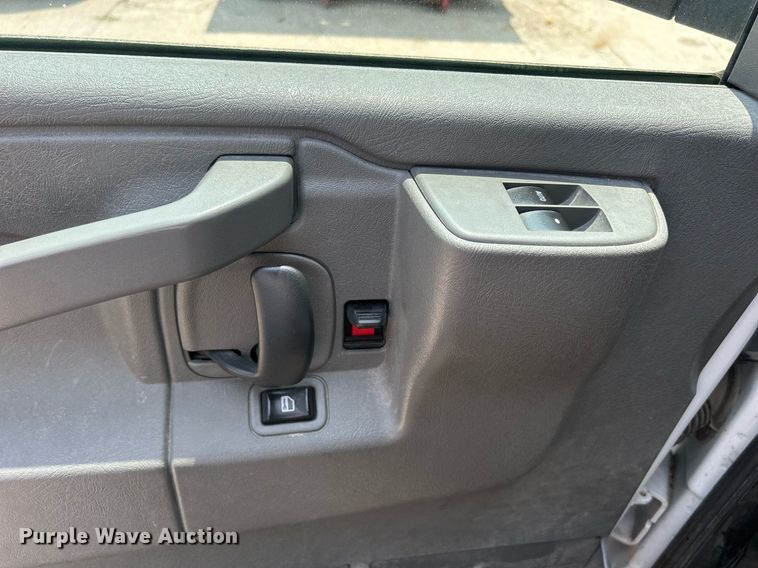 image for item DR4733 2017 Chevrolet Express 2500  van