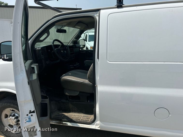 image for item DR4733 2017 Chevrolet Express 2500  van