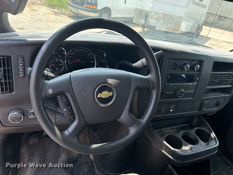 image for item DR4733 2017 Chevrolet Express 2500  van