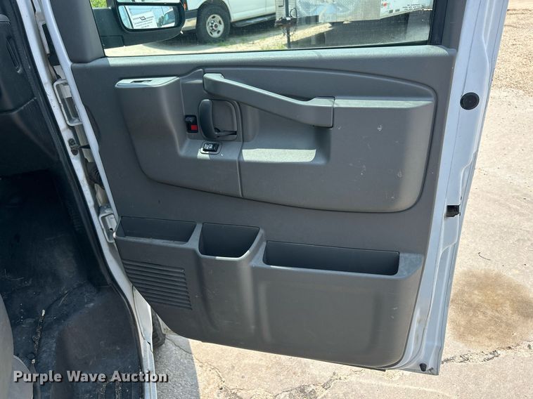 image for item DR4733 2017 Chevrolet Express 2500  van