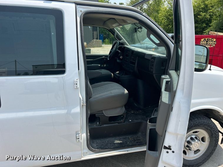 image for item DR4733 2017 Chevrolet Express 2500  van