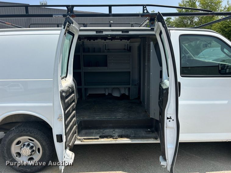 image for item DR4733 2017 Chevrolet Express 2500  van