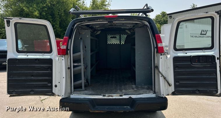 image for item DR4733 2017 Chevrolet Express 2500  van