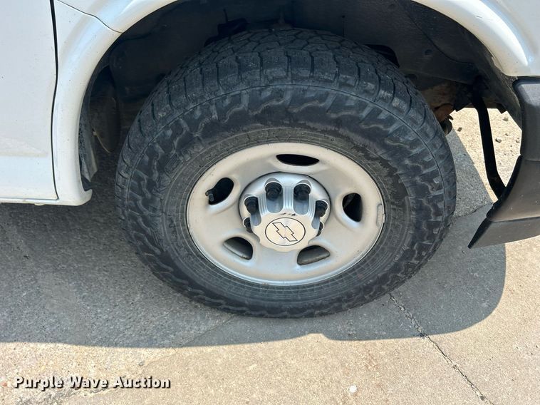 image for item DR4733 2017 Chevrolet Express 2500  van