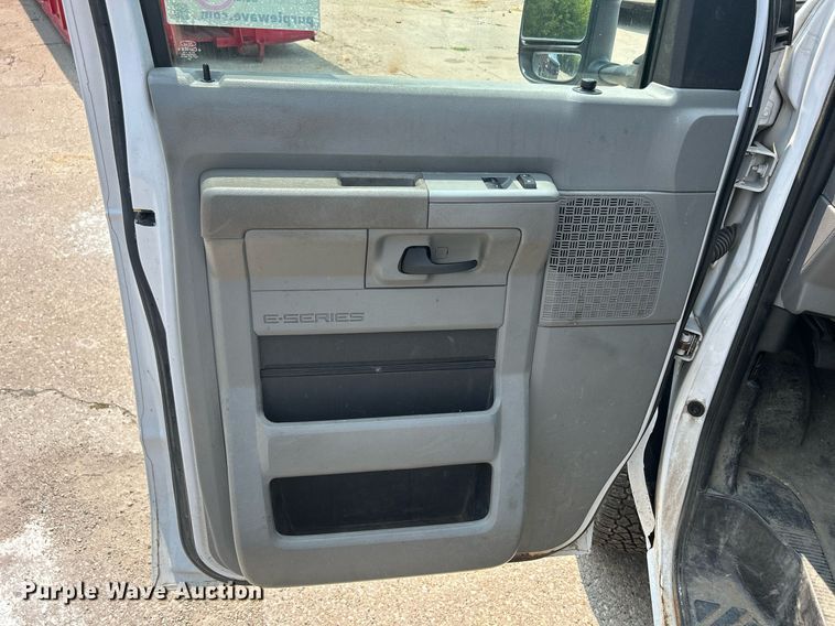 image for item DR4735 2014 Ford E350 Super Duty  van