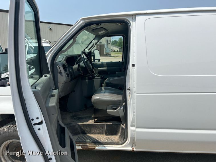 image for item DR4735 2014 Ford E350 Super Duty  van