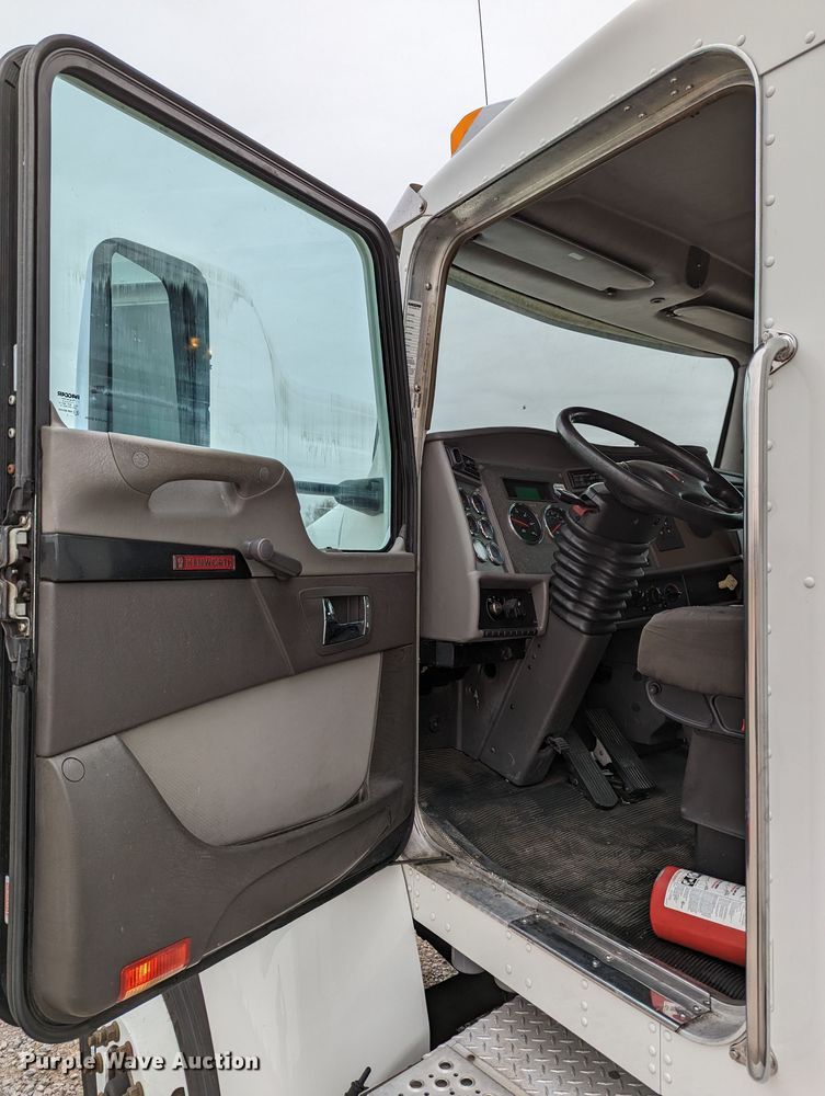 image for item DR6810 2013 Kenworth T370  box truck