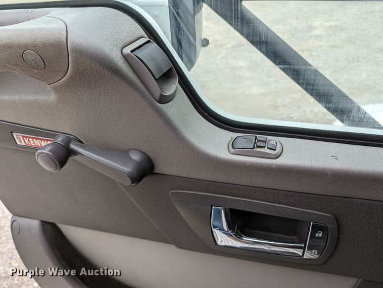 image for item DR6810 2013 Kenworth T370  box truck