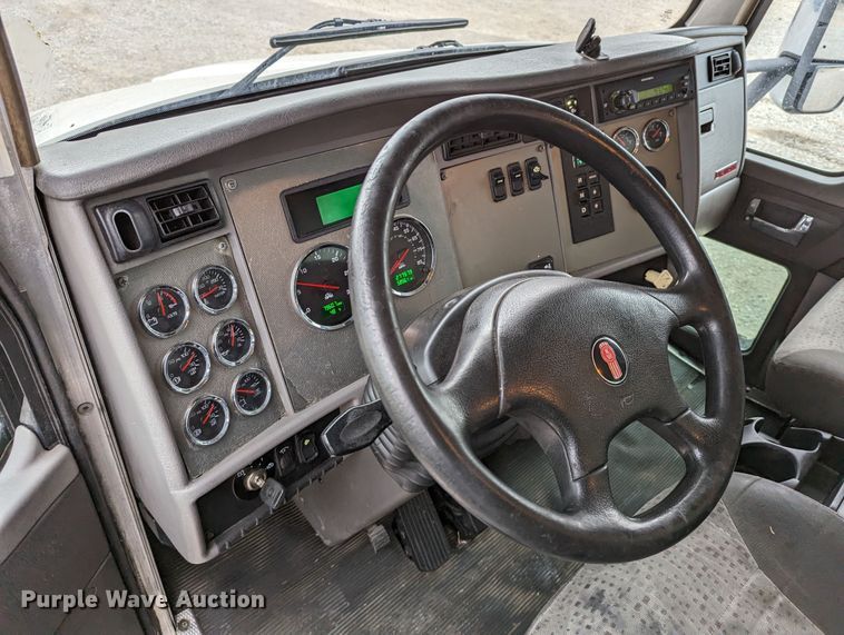 image for item DR6810 2013 Kenworth T370  box truck