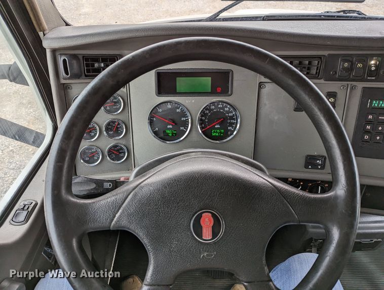 image for item DR6810 2013 Kenworth T370  box truck