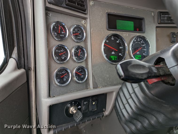 image for item DR6810 2013 Kenworth T370  box truck