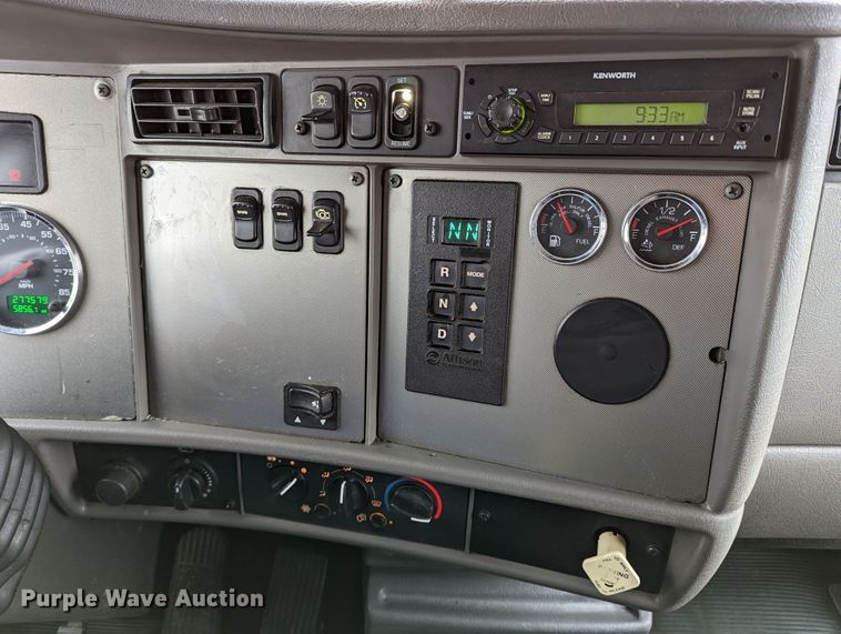 image for item DR6810 2013 Kenworth T370  box truck