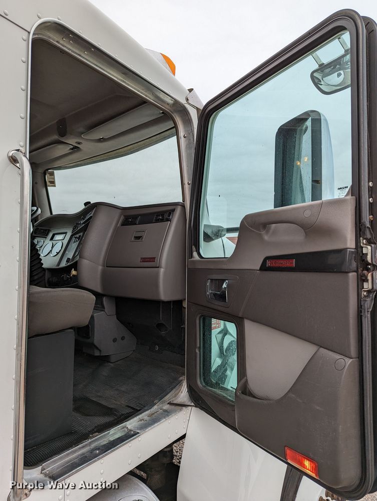 image for item DR6810 2013 Kenworth T370  box truck