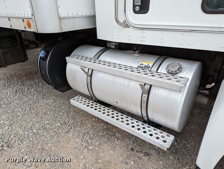 image for item DR6810 2013 Kenworth T370  box truck