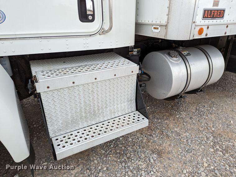 image for item DR6810 2013 Kenworth T370  box truck