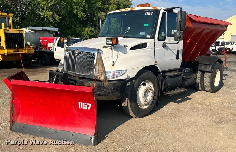 image for item DS8751 2004 International 4300  spreader truck