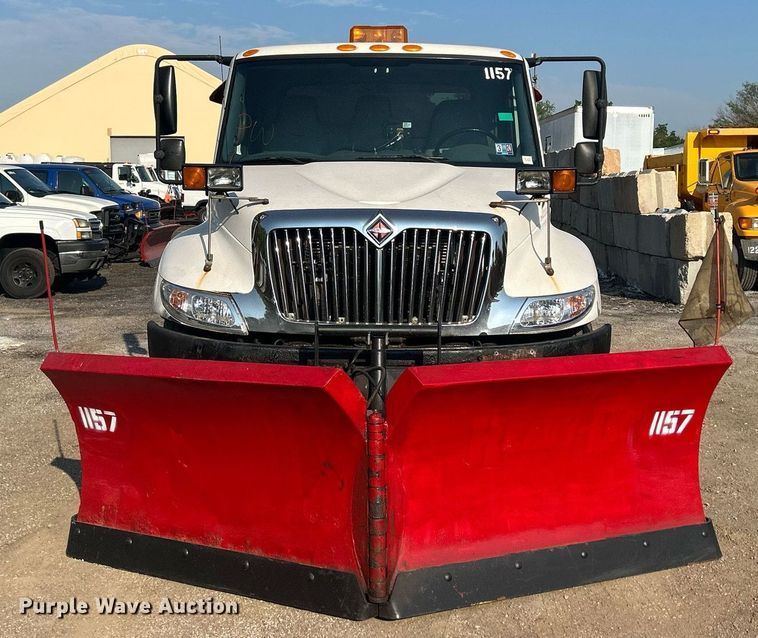 image for item DS8751 2004 International 4300  spreader truck