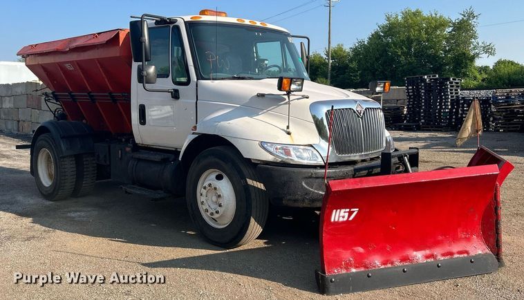 image for item DS8751 2004 International 4300  spreader truck