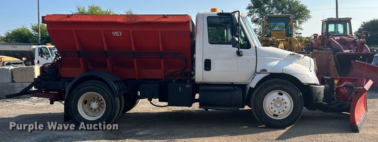 image for item DS8751 2004 International 4300  spreader truck