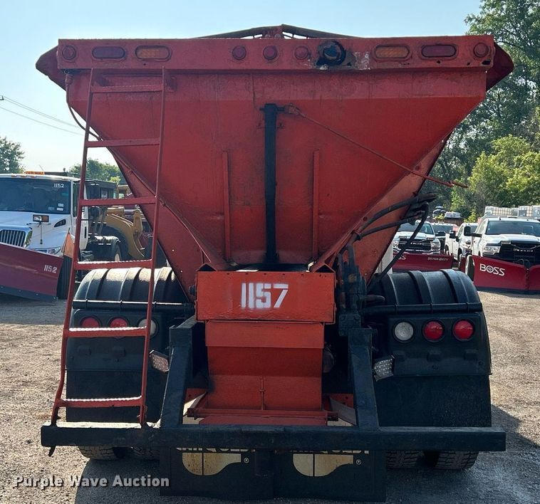 image for item DS8751 2004 International 4300  spreader truck