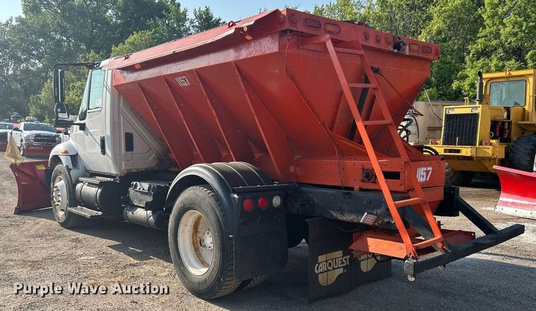 image for item DS8751 2004 International 4300  spreader truck