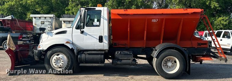 image for item DS8751 2004 International 4300  spreader truck