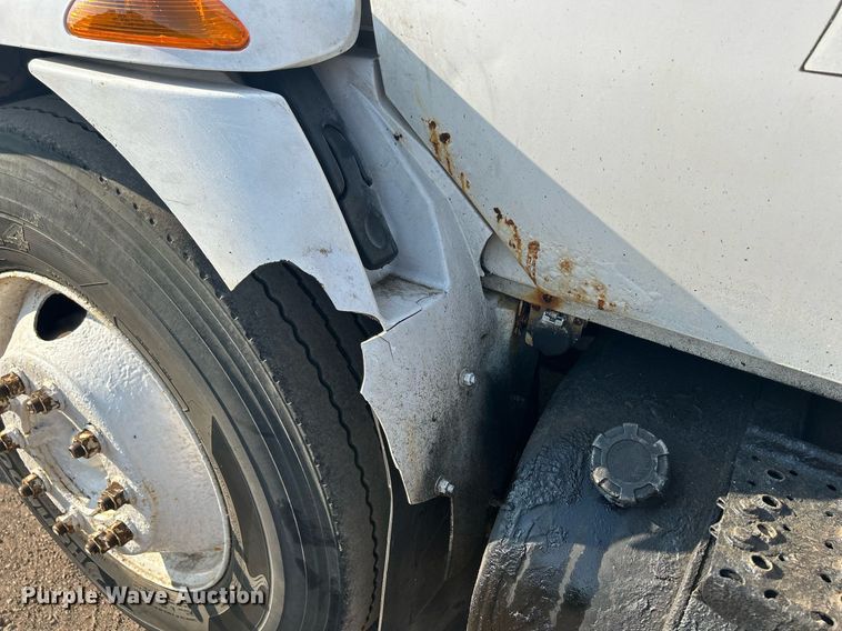 image for item DS8751 2004 International 4300  spreader truck