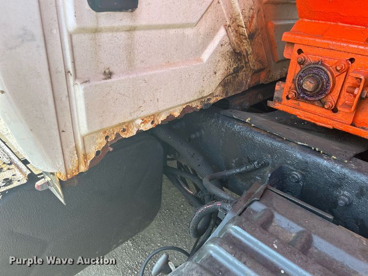 image for item DS8751 2004 International 4300  spreader truck