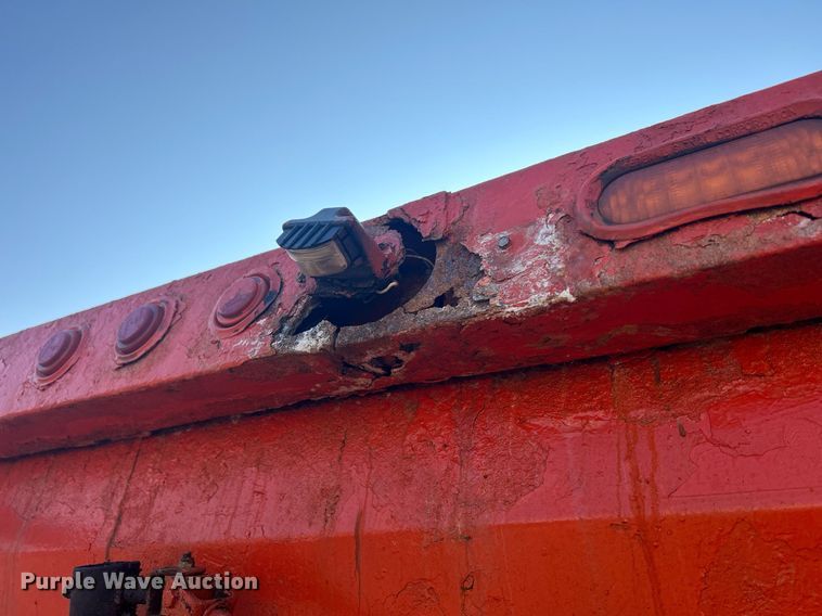 image for item DS8751 2004 International 4300  spreader truck