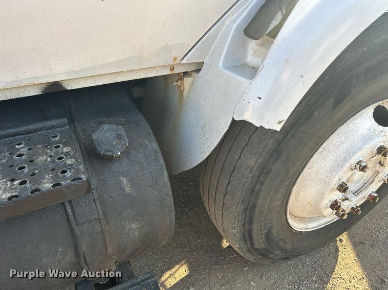 image for item DS8751 2004 International 4300  spreader truck