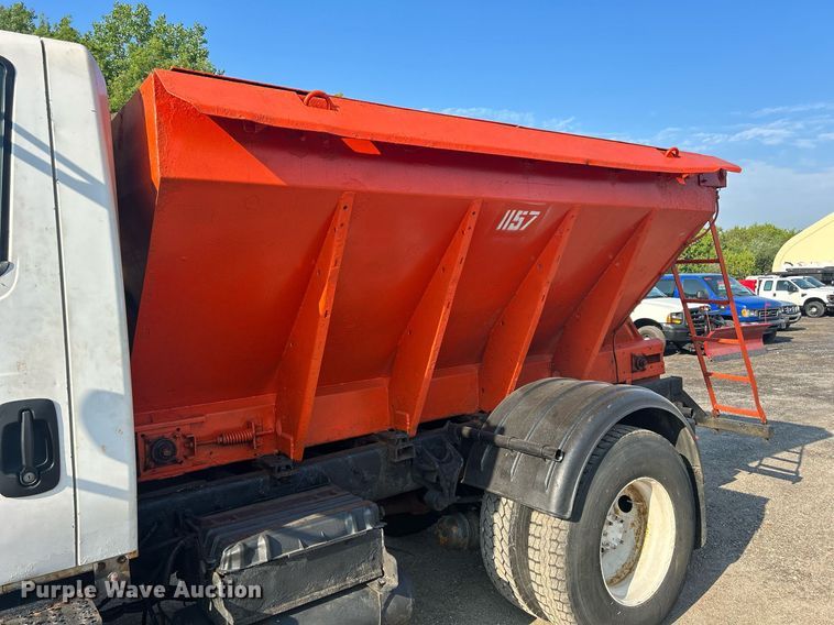 image for item DS8751 2004 International 4300  spreader truck