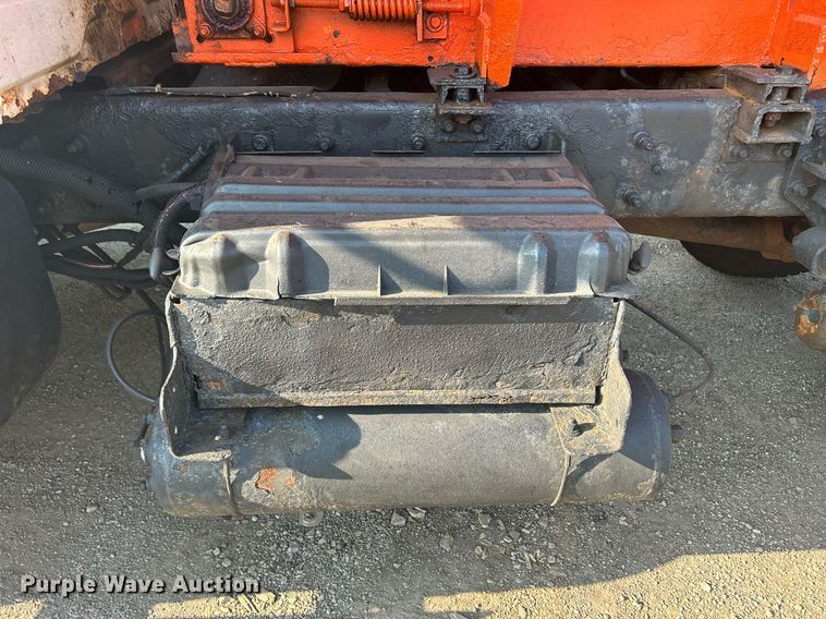 image for item DS8751 2004 International 4300  spreader truck