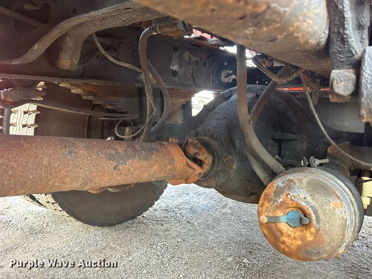 image for item DS8751 2004 International 4300  spreader truck