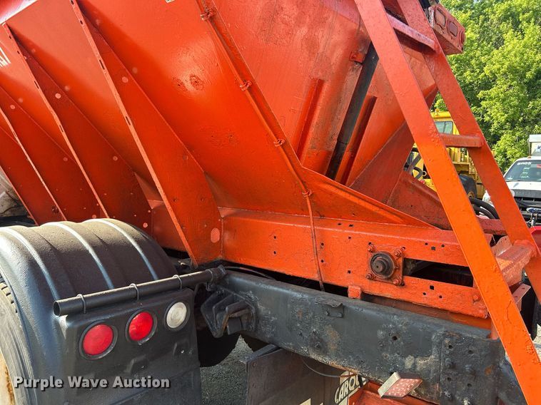 image for item DS8751 2004 International 4300  spreader truck