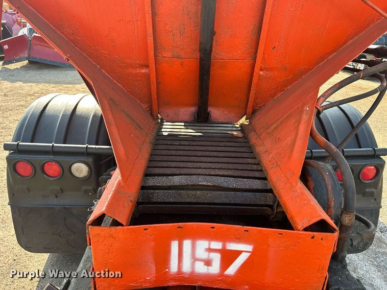 image for item DS8751 2004 International 4300  spreader truck